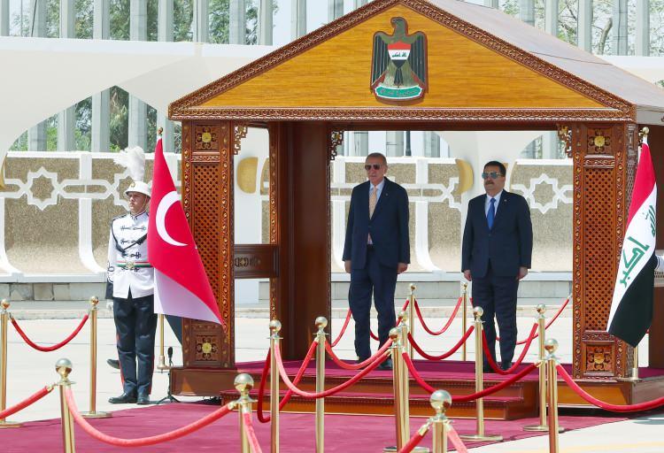 <p>Cumhurbaşkanı Erdoğan'ı, Bağdat Uluslararası Havalimanı'nda Başbakan Muhammed Şiya es-Sudani resmi törenle karşıladı. <a href=