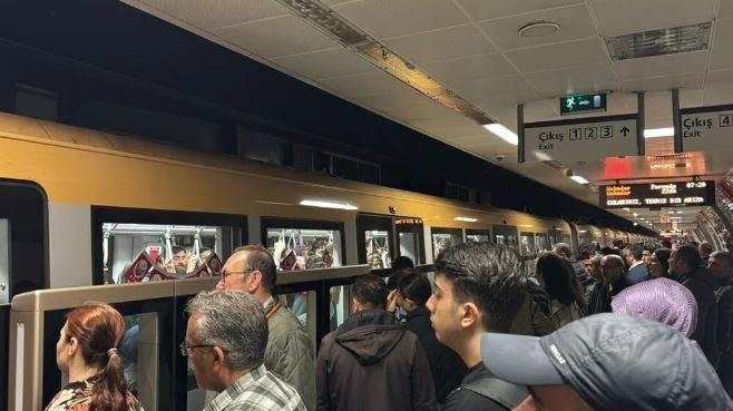 <p>Metroyu bekleyen bir vatandaş 