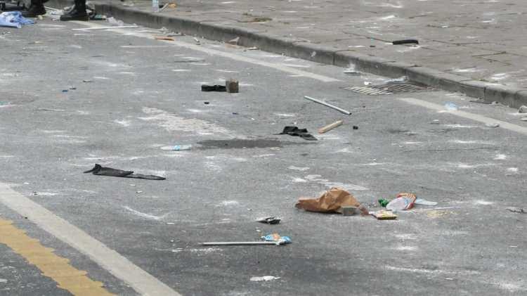 <p>İstanbul Büyükşehir Belediye ekipleri göstericilerin dağılmasının ardından temizlik <a href=