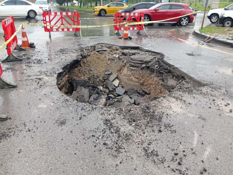 <p>Mağdurlardan Kenan Çiftçi, “Yağmurun bu kadar şiddetli olacağını düşünmüyorduk. 10 saniye içerisinde bütün otoparkımız sular içerisinde kaldı. Afet durumuna gelecek kadar hasara <a href=