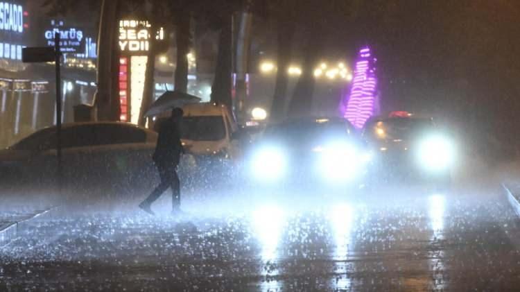 <p>Ankara’da gece sağanak sonrası meydana gelen selin yol <a href=