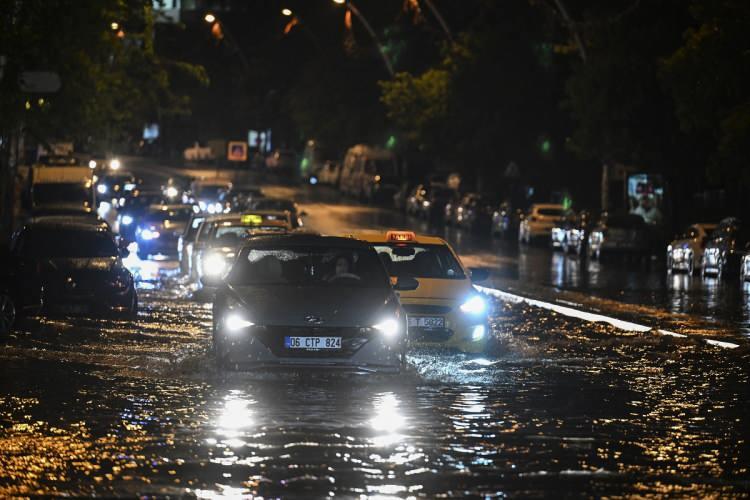 <p>Akşam saatlerinde başlayan yağış nedeniyle bazı cadde ve sokaklarda su birikintileri oluştu.</p>