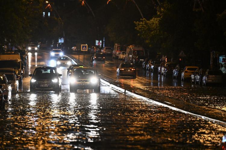 <p>Çankaya'nın Beşevler ve Bahçelievler semtinde yollarda su birikintileri oluştu. Yollarda biriken suyun tahliyesi için Ankara <a href=
