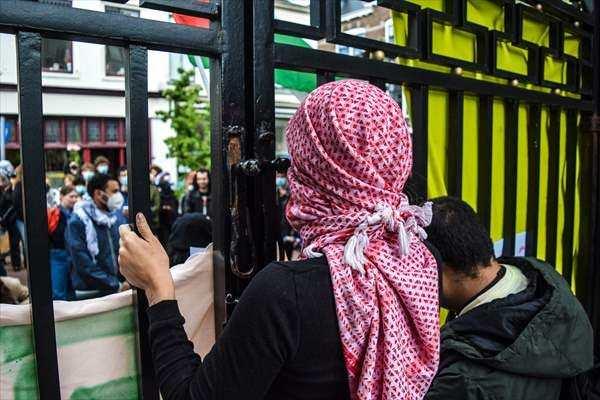 <p>İsrail ordusunun 27 Mayıs sabahı Birleşmiş Milletler gözetimindeki Refah Kampı'nda yerlerinden edilmiş Filistinlilerin yaşadığı yerleşkeye yönelik düzenlediği hava saldırısının ardından Utrecht Üniversitesi'ndeki Filistin'e destek gösterileri yeniden alevlendi.</p>