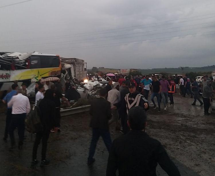 <p>28 yolcu ve 4 mürettebatın bulunduğu otobüsün sebebiyet verdiği kazaya tanık olan 41 yaşındaki Murat Şahin, o anları anlattı. </p>