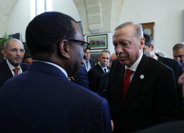 <p>Cumhurbaşkanı Recep Tayyip Erdoğan, Afrika ve Akdeniz-Yapay Zeka ve Enerji Konulu G7 Yüksek Düzeyli Oturumu'na katıldı.</p>