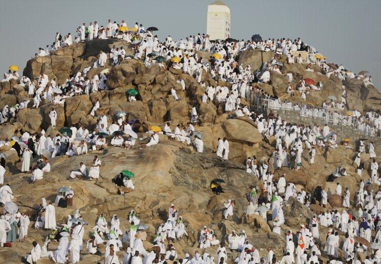 <p>Milyonlarca hacı adayı vazifelerini yerine getirmek adına Arafat bölgesine ulaştı.</p>
