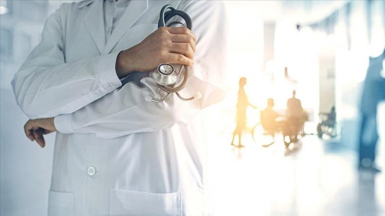 <p>Hastaların kalp durması öncesinde hiçbir belirtiyle karşılaşmayabildikleri için tanı konamadığını, bu nedenle de Brugada'dan ölümlerin sık yaşandığını aktaran Demir, ailesinde ani ölüm ve bayılma hikayesi olan hastalarda, öncelikli olarak bu sendromun akla gelmesi gerektiğini vurguladı.</p>
