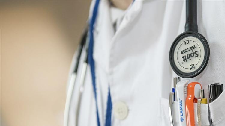 <p>Doç. Dr. Serdar Demir, <em><strong>"ventriküler fibrilasyon"</strong></em> denilen, ani ve hayatı tehdit eden ritim bozukluğuna sahip bu hastaların kalbi sürekli durduğu için şok tedavisi uygulayarak ritmin tekrar normale çevrilmesini sağlayan bir kalp pili takıldığını anlattı.</p>
