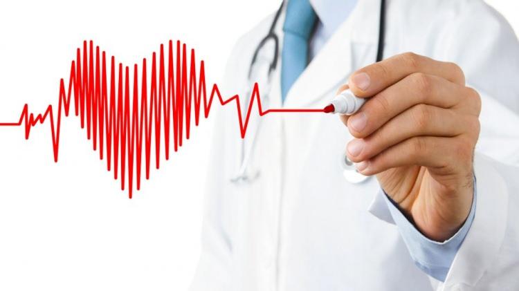 <p>Hastası Ayaz'a uyguladıkları tedaviye ilişkin Demir,<em><strong> "Biz bu hastada, son zamanlarda güncel olan ablasyon tedavisini uygun gördük. Yaptığımız başarılı operasyon sonrasında hastada uzun süreden beri herhangi bir şoklama, ciddi bir ritim bozukluğu olmuyor. Hasta herhangi bir aktivitesi sırasında ritim bozukluğu olmadan hayatını idame ettirebiliyor. Kalbi durmuyor, pili gereksiz yere şoklamıyor."</strong></em> bilgisini verdi.</p>
