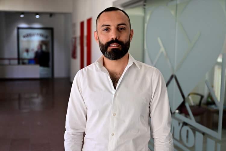 <p>Alper Ayaz<strong><em>, "2007'den beri ortalama 150 kez şok almışımdır. Dediğim gibi ablasyonla inşallah o günleri geride bırakacağım, daha güzel günlere erişeceğim."</em></strong> dedi.</p>

<p>Ailesinde de kalp rahatsızlıklarının olduğunu, iki amcasının kalp krizi nedeniyle vefat ettiğini, babasına stent takıldığını, annesinin aort damarının yırtıldığını anlatan Ayaz, kalp ile ilgili rahatsızlıkların ailesinde genetik olduğunu söyledi.</p>
