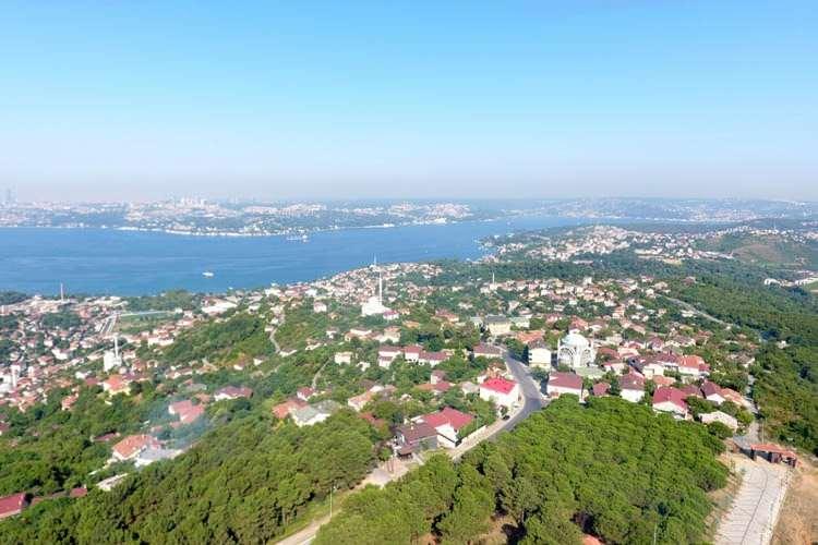 <p>Beykoz'da ise hava sıcaklığı 26,7, hissedilen sıcaklık 29,6 iken, nem oranı yüzde 79 olarak ölçüldü. Beylikdüzü'nde hava sıcaklığı 27,1, hissedilen sıcaklık 30,7, nem oranı yüzde 82 olarak ölçüldü.</p>