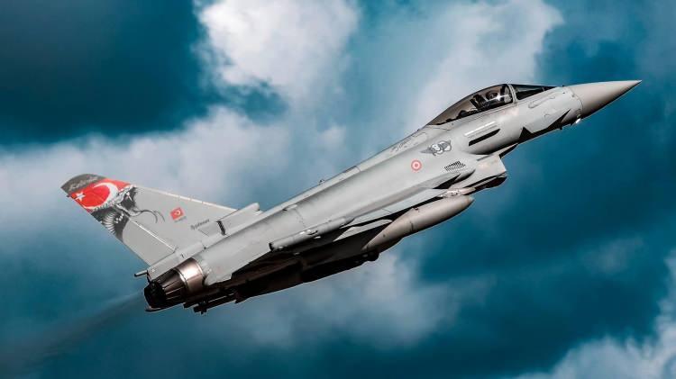 <p>Son zamanlarda savunma sanayi alanında dengeleri korumaya çalışan Cumhurbaşkanı Erdoğan, bu politikanın getirisi olarak ABD'nin F-16V satış yasağının ortadan kalkmasına katkı sağlamıştı.</p>

<p> </p>

<p><strong>Almanya ise Eurofighter uçaklarının satışında daha önce gönülsüz davranmıştı.</strong></p>
