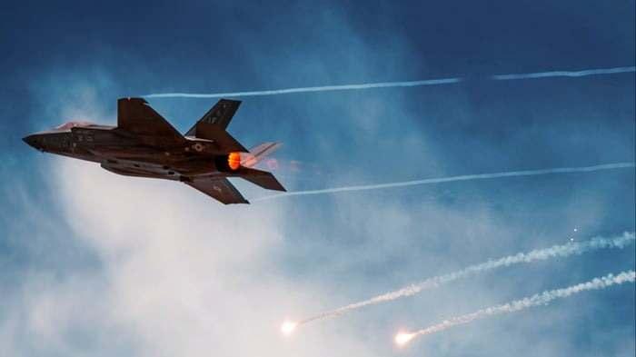 <p><span style="color:#B22222"><strong>TÜRKİYE'NİN KRONİK SORUNLU OLAN F-35 PROGRAMINDAN ÇIKARILMASI ALTERNATİFLERİ ÇOĞALTTI</strong></span></p>

<p> </p>

<p>Fakat iki ülke arasındaki ilişkilerin gelişmesi ve son zamanlarda iki ülkenin de liderinin ziyaretler gerçekleştirmesi daha ılımlı bir tutum sergilenmesini sağladı.</p>

<p> </p>

<p><strong>Türkiye'nin Eurofighter Typhoon'a ilgisi, Yunanistan'ın Rafale savaş uçaklarını satın alması ve Türkiye'nin F-35 programından çıkarılmasıyla arttı.</strong></p>
