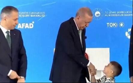 <p>Ailelerle sahnede görüşen Cumhurbaşkanı Erdoğan, kendisine koşan bir çocuğu elini öpmemesi üzerine uyardı. </p>