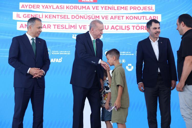 <p>Ailesiyle sahneye gelen çocuk, harçlık aldıktan sonra Cumhurbaşkanı Erdoğan'a sarıldı.</p>