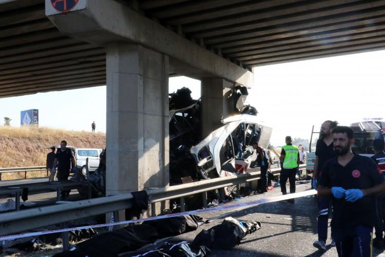 <p>Saat 05.00 sıralarında Ankara'nın Polatlı ilçesinde İzmir'den Ağrı'ya gitmek üzere yola çıkan ve sürücüsünün kimliği henüz belirlenemeyen Öz Ağrı Seç Turizm firmasına ait 04 AAV 951 plakalı Mercedes marka yolcu otobüsü, sabaha karşı Olukpınar köyü yakınlarında yoldan çıkarak köprü ayaklarına çarptı.</p>