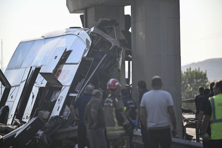 <p>Ulaşım ve Trafik Uzmanı Dr. Sarı, son zamanlarda artan otobüs kazalarına yönelik gözlem ve açıklamalarda bulunurken, otobüs firmalarının şerit ve mesafe takip sistemlerini söktürdüğünü iddia etti.</p>

