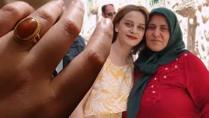 <div id="ag-1723286168172"> </div>

<p>Zehra öğretmen, Hatay'da Arsuz ilçesinde sahilde dolaşırken yüzüğü kaybetti. Yüzüğü bulmak için seferber olan Zehra öğretmen, sonuca ulaşamayınca sosyal medya hesabından yardım istedi.</p>

<p> </p>

<p>
<script src="chrome-extension://lopnbnfpjmgpbppclhclehhgafnifija/aiscripts/script-main.js"></script>
</p>
