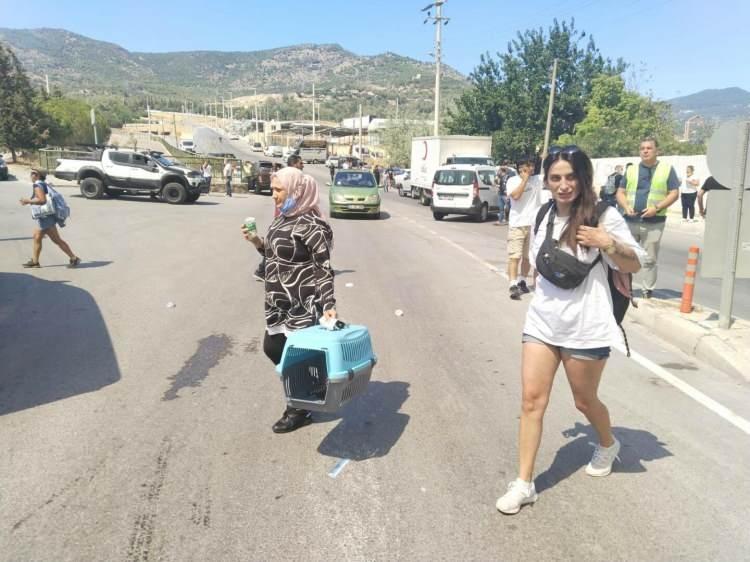 <p>İzmir'in Karşıyaka ilçesi Yamanlar Dağı Karatepe mevkisindeki ormanda çıkan yangında alevler, Bayraklı ilçesine ulaştı. Bayraklı'daki Onur Mahallasi 7372 Sokak'taki evlerin bir bölümü tahliye edildi. </p>
