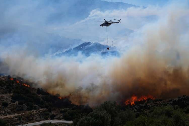<p>Çanakkale'deki yangının ardından dün akşam satlerinde İzmir'in Karşıyaka ilçesinde çıkan ormanlık alandaki yangına müdahale sürüyor. </p>
