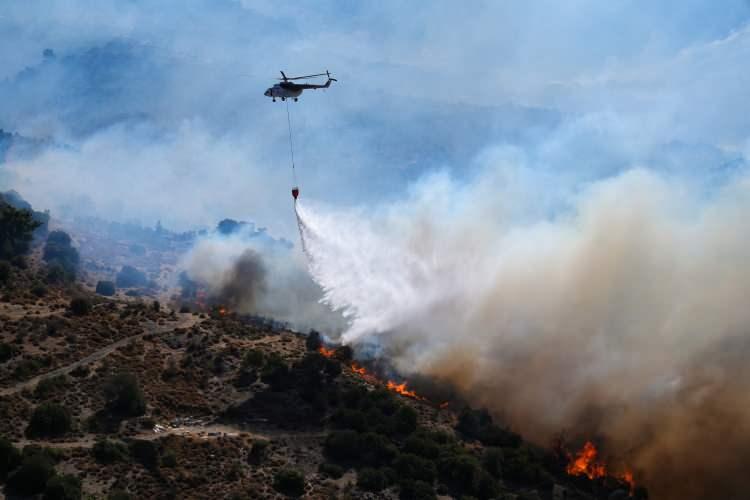 <p>Hızı saatte 60 kilometreyi bulan rüzgar nedeniyle söndürme çalışmalarında güçlük yaşanırken, bölgeye takviye olarak 2 uçak, 1 helikopter, 4 arazöz, 1 su ikmal aracı takviye olarak gönderildi. </p>
