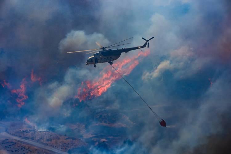 <p>Şiddetli rüzgarın etkili olduğu bölgede görev yapan helikopterlerin zaman zaman zorlandıkları gözlendi. Ayrıca yazlık evlerde bulunan vatandaşlardan bazıları jandarma kontrolünde güvenli alana sevk edildi.</p>

<p> </p>
