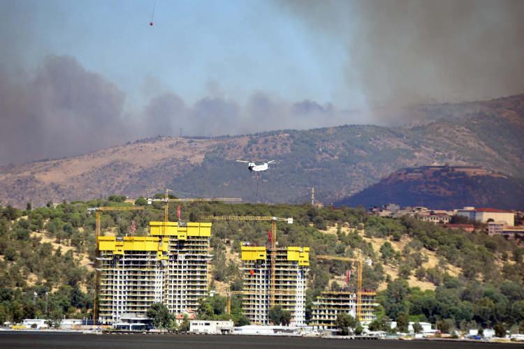 <p>Yangın ilçenin birçok noktasından görülüyor. </p>
