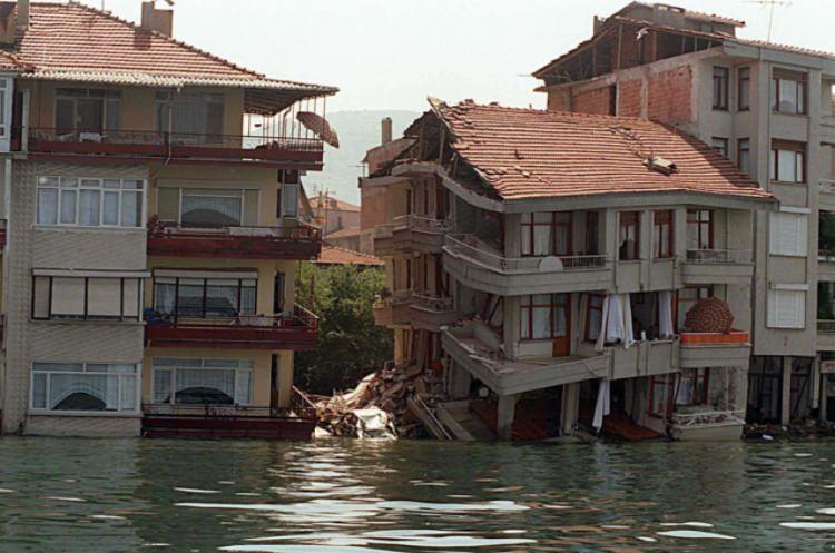 <p> 7.6 büyüklüğünde olan ve 45 saniye süren depremde Marmara fay hattı kırıldı</p>