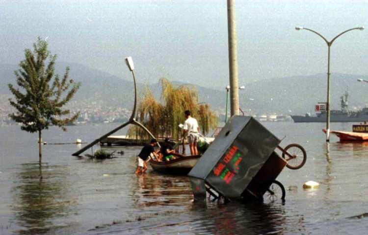 <p>Verilere göre, 17 Ağustos 1999 depreminde 133 bin 683 bina çöktü ve yaklaşık 600 bin kişi evinden oldu. </p><p> </p>