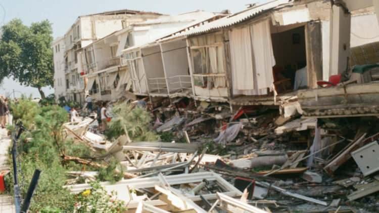 <p>TOKİ, belediye ve özel sektör tarafından yıkımın yaşandığı kentlerde, deprem yönetmeliğine uygun binlerce yeni konut inşa edildi.</p>