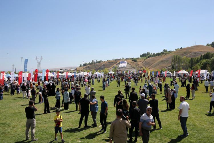 <p>Eşiyle Isparta'dan gelen Harun Akışık ise ata topraklarını görmek ve o dönemin ruhunu yaşamak istediklerini belirtti.</p><p>Alandaki coşkudan çok etkilendiklerini dile getiren Akışık, şöyle konuştu:</p><p>