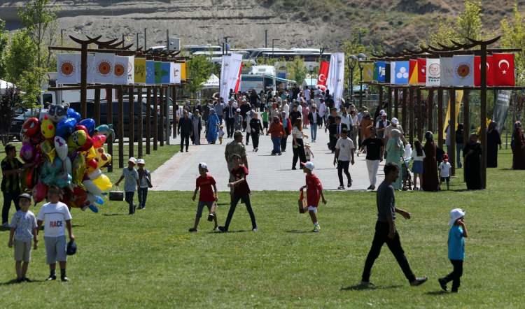 <p>Eşiyle Isparta'dan gelen Harun Akışık ise ata topraklarını görmek ve o dönemin ruhunu yaşamak istediklerini belirtti.</p><p>Alandaki coşkudan çok etkilendiklerini dile getiren Akışık, şöyle konuştu:</p><p>