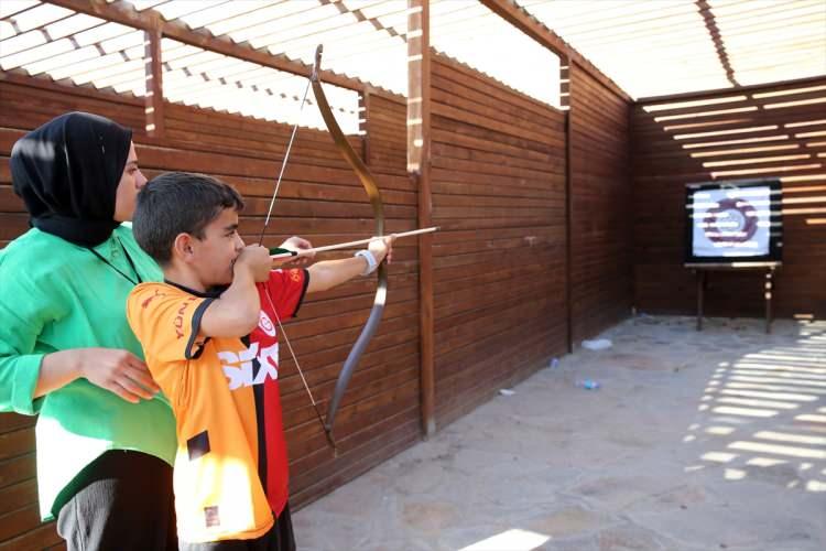 <p>Çocukların da geleneksel oyunları hem öğrendiği hem oynadığı kutlamalarda, Cumhurbaşkanı Recep Tayyip Erdoğan'ın talimatıyla Ukrayna'dan getirilerek Ahlat'a yerleştirilen Ahıska Türkleri de kurulan çadırda, yöresel kıyafetleriyle misafirlere kültürlerini tanıtıyor.</p>