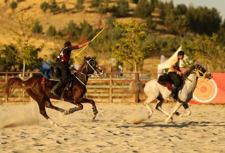 <p>Malazgirt Zaferi'nin 953. yıl dönümü kutlamalarına katılmak için Bitlis'in Ahlat ilçesine gelenler, düzenlenen etkinlikler ve sahnelenen gösterilerle şanlı zaferin coşkusunu yaşıyor.</p>