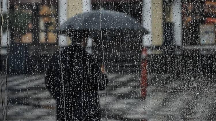 <p>Meteoroloji Genel Müdürlüğü tarafından yapılan son tahminlere göre; Ülkemizin kuzeybatı kesimleri ile Doğu Anadolu'nun doğusunun parçalı ve yer yer çok bulutlu, bu akşam saatlerinde Edirne ve Kırklareli çevreleri ile Tekirdağ'ın iç, Hakkâri ve Van'ın doğu kesimlerinin, <strong>Çarşamba günü öğleden sonra Marmara'nın güneyi, Batı Karadeniz'in iç kesimleri, Kütahya, Eskişehir, Çankırı ve Sinop çevrelerinin yerel sağanak ve gök gürültülü sağanak yağışlı, diğer yerlerin az bulutlu ve açık geçeceği tahmin ediliyor.</strong></p>