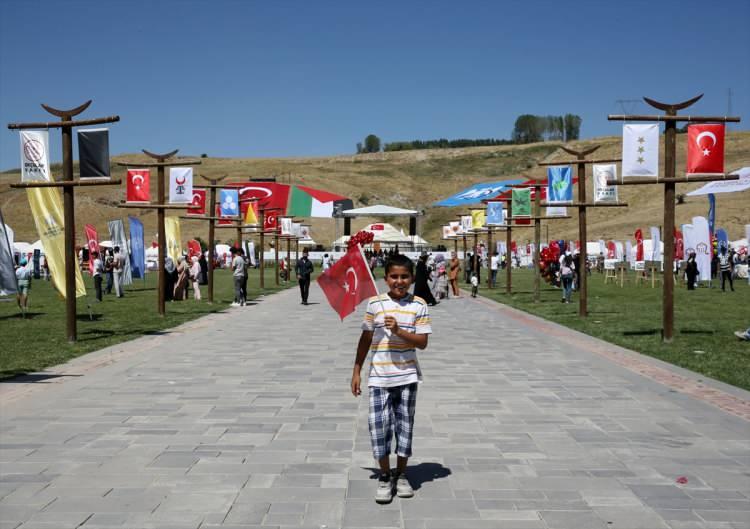 <p>Dev Türk ve Filistin bayraklarının açıldığı alanda hem gururlu hem de eğlenceli anlar yaşanıyor.</p>