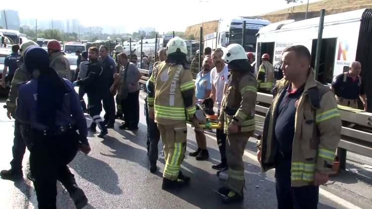 <p><strong>KARŞI YÖNDEN GELEN METROBÜSE YANDAN ÇARPTI</strong></p><p><br />Beylikdüzü istikametinde ilerleyen metrobüs, Sefaköy mevkisinde kontrolden çıkarak karşı yönden gelen metrobüse yandan çarptı. Metrobüs <a href=