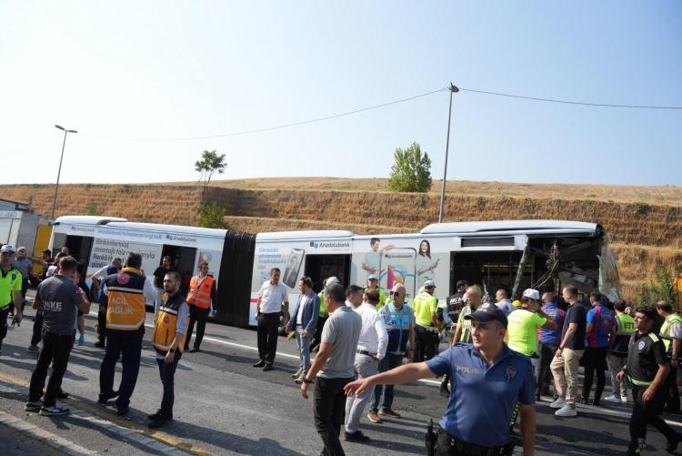 <p>Beylikdüzü istikametinde ilerleyen metrobüsün, Sefaköy mevkisinde kontrolden çıkarak <a href=