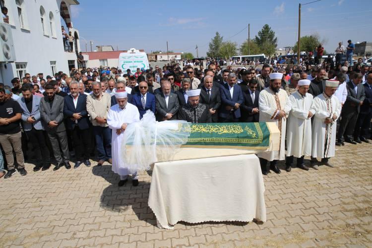 <p>Namazdan sonra Narin'in cenazesi, ambulansa konuldu. Diyarbakır Valisi Murat Zorluoğlu da tabuta omuz verdi. Tavşantepe Mezarlığı'na getirilen cenaze, gözyaşları <a href=