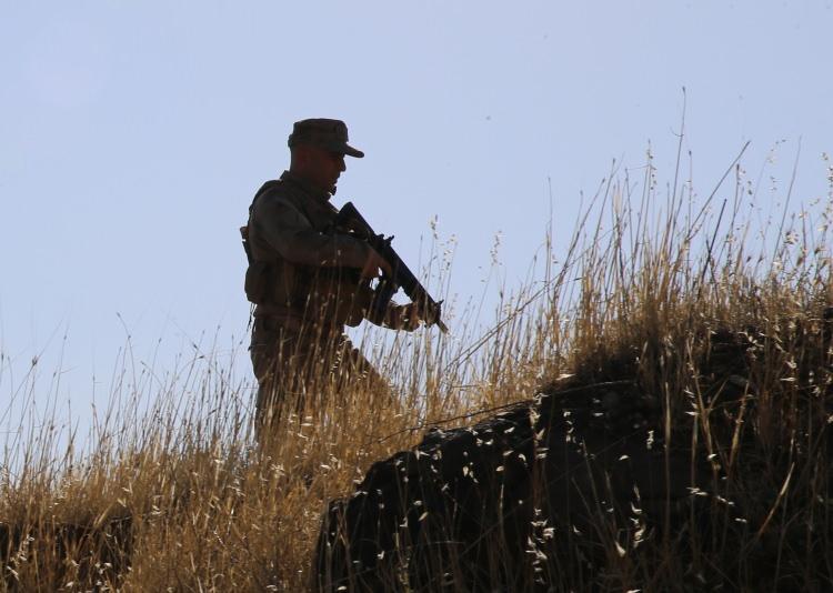 <p>Narin'in tabutunun üstüne beyaz duvak sarıldı, beyaz elbisesi bırakıldı. Narin'in tabutunun üstündeki duvak ve elbisesini, toprağa verildikten sonra ağabeyi Baran Güran aldı.</p><p> </p>