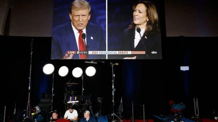 <p> </p><p><strong>KAMALA HARRIS TUZAK KURDU, TRUMP YAKALANDI</strong></p><p> </p><p>Münzaranın genelinde Harris konuştuğu anlarda Trump ileriye baktı, kendisiyle özdeşleşen mimikleri kullandı. Politico’nun seçim kampanyalarını takip eden editörlerinden Steve Shepard, Trump’ın tutumu hakkında şu yorumda bulundu:</p><p> </p><p><strong>“Tek yapmanız gereken, tartışmanın başından sonuna kadar Trump'ın mikrofonunun ses seviyelerini kontrol etmek. Trump'ı öne geçirebilecek bir soru ile başlandığı halde -Amerikalılar dört yıl öncesine göre ekonomik olarak daha mı iyi durumda- tartışma hızla eski başkana karşı döndü. Tartışma göçmenlik gibi bir alana döndüğünde bile Harris, Trump'a kısa sürede kampanya mitinglerindeki kalabalıkların büyüklüğünden ve kaçırılan evcil hayvanlarla ilgili ateşli bataklık hikayelerinden bahsetmesini sağlayan bir tuzak kurdu - ve giderek artan bir sesle, işlerin istediği gibi gitmediğini bildiğini açıkça belli etti”</strong></p><p> </p><p>Shepard haklı, zira Trump sık sık kontrolden çıktı. Yüksek sesle ve tekrar tekrar doğruluğu kesinleşmeyen iddialar üzerinden ilerledi.</p><p> </p>