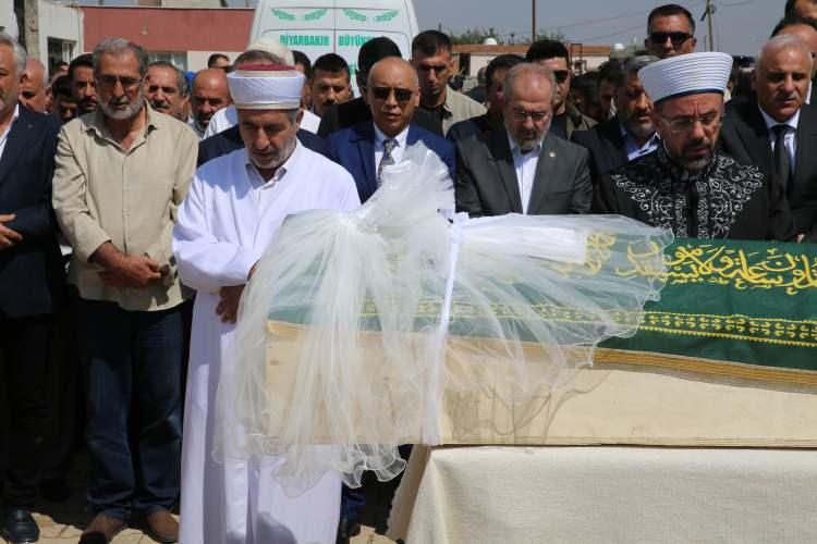 <p>Diyarbakır'da Merkez Bağlar ilçesinin Tavşantepe Mahallesi'nde 21 Ağustos'ta kaybolan ve önceki gün Eğertutmaz Deresi'nde cansız bedenine ulaşılan 8 yaşındaki Narin Güran'ın cenaze <a href=