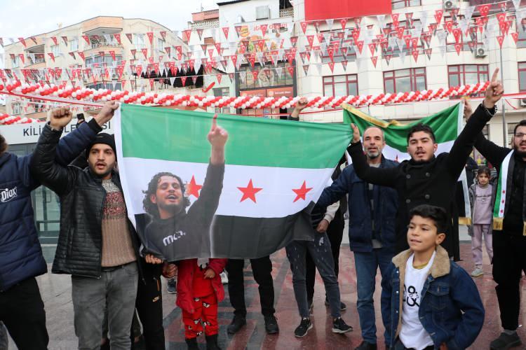 <p>Baas rejimini eleştiren slogan atan Suriyeliler, araçlarla kent merkezinde konvoy yaptı.</p>