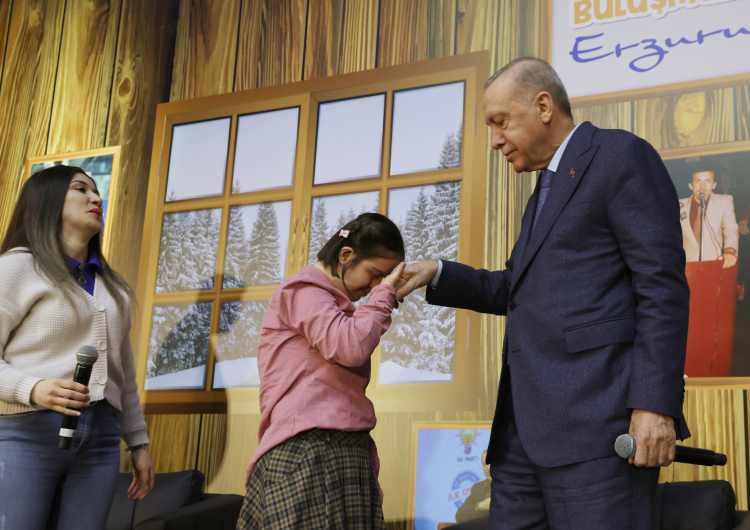 <p>Cumhurbaşkanı Erdoğan, minik Hatice'nin elini öptü.</p>