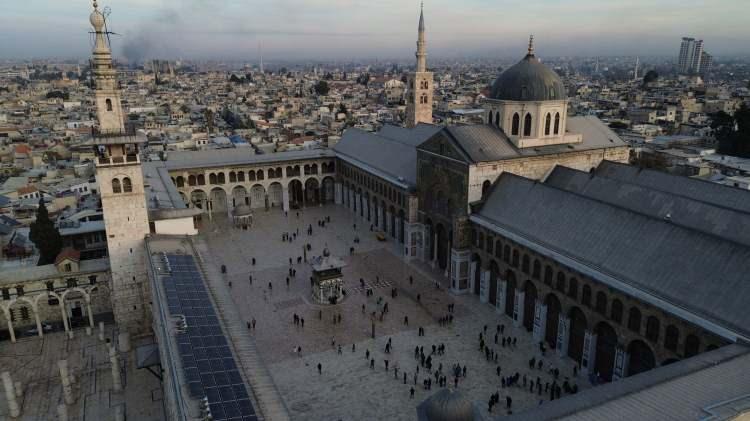 <p>Halkın akın ettiği cami dron ile havadan görüntülendi. Dünyanın en eski camilerinden olan ve 715 yılında ibadete açılan Emevi Camii'nin ihtişamını koruduğu görüldü.</p>
