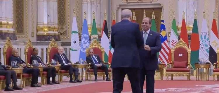 <p><span style="color:#B22222"><strong>SİSİ ERDOĞAN'I AYAKTA KARŞILADI</strong></span></p>

<p>Cumhurbaşkanı Erdoğan'ı Mısır Cumhurbaşkanı Abdulfettah es-Sisi, ayakta karşıladı.</p>

<p> </p>
