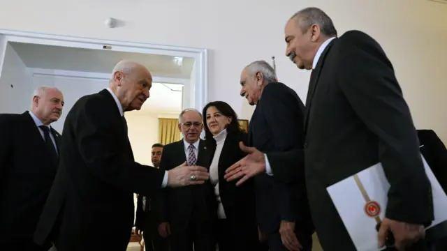 <p><strong><span style="color:rgb(178, 34, 34)">"BİR BAŞLANGIÇTIR BU"</span></strong></p>

<p>MHP Genel Başkanı Devlet Bahçeli ile görüşmesinin iyi geçtiğini belirten Türk, sürecin başlangıç aşamasında olunduğunu vurguladı.</p>

<p>"Aslında insanlar, sanki hazırlanmış bir konu var ve bunun üzerine konuşulduğunu düşünüyor. Öyle değil. Bir başlangıçtır bu" şeklinde konuşan Türk, sürecin daha çok erken aşamalarında olduklarının altını çizdi.</p>
