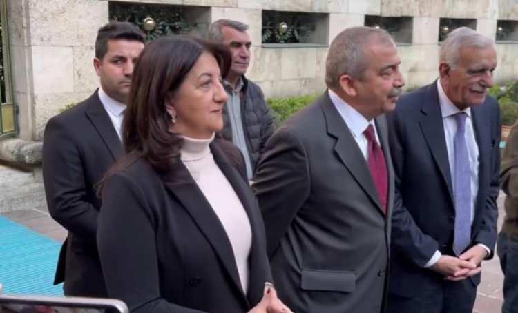 <p>Ayrıca, bütün siyasi partilerle görüşmelerin devam edeceğini söyleyen Türk, heyetin bir kez daha İmralı'ya gitmesinin ardından sürecin değerlendirileceğini sözlerine ekledi.</p>
