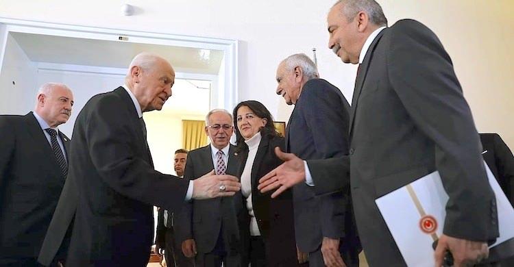 <p><strong><span style="color:rgb(178, 34, 34)">ÖCALAN UMUT HAKKI KONUSUNA KONUŞTU MU?</span></strong></p>

<p>Ahmet Türk, genel af tartışmalarının şu an için spekülasyon olduğunu belirtirken PKK elebaşı Öcalan’ın yaptığı görüşmelerde "umut hakkı" gibi konulara değinmediğini vurguladı.</p>

